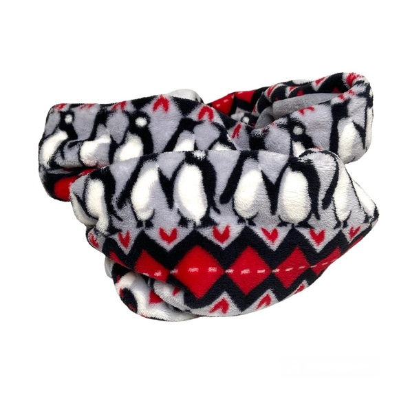 VERA BRADLEY Penguins Intarsia Fleece Loop Scarf - Picture 4 of 13